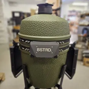 Kamado BSTRD Pro Alpine Green Fullvuxen Premium Kamado Large 49cm - våldsamt snygg och välbyggd keramisk kamado Massvis med innovationer för dig som vill ha det senaste - livstids garanti på keramiken Kamado BSTRD Pro Alpine Green är förmodligen den snyggaste kamado som du kommer att hitta på Svenska Marknaden. En stil som sticker ut och som andas premiumkänsla rakt igenom.  Om BSTRD Kamado Varumärket Bastard Kamado har funnit på Svenska marknaden i dryg 5 år och BBQmonster har med framgång sålt deras Kamados. I samband med USA-lansering av detta Europeiska varumärke (Nederländerna) så togs vokalerna bort och kvar finns BSTRD - ett namn som klingade bättre "over there". Formatet och designen sticker ut från mängden och riktar sig till dig som bryr dig lika mycket om hur kamadon pryder sin plats på uteplatsen som hur den är fungerar som en livskamrat i din BBQ-lifestyle.