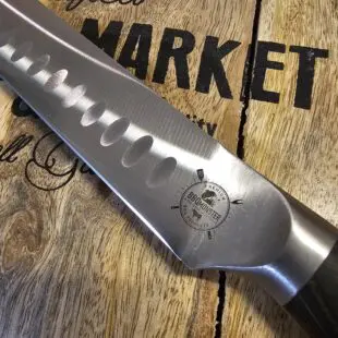 Brisketkniv 43cm Skinkkniv Olivslipad Olivslipad Trancherkniv för tunna och jämna skivor Brisketkniv 43cm med olivslipning på bladet vilket gör att skivorna inte limmar sig fast. Fungerar suveränt även som skinkkniv och såklart även för kallrökt lax. Här har du en mycket prisvärd olivslipad Brisketkniv 43cm lång, vilket når tvärsöver även en full brisket.