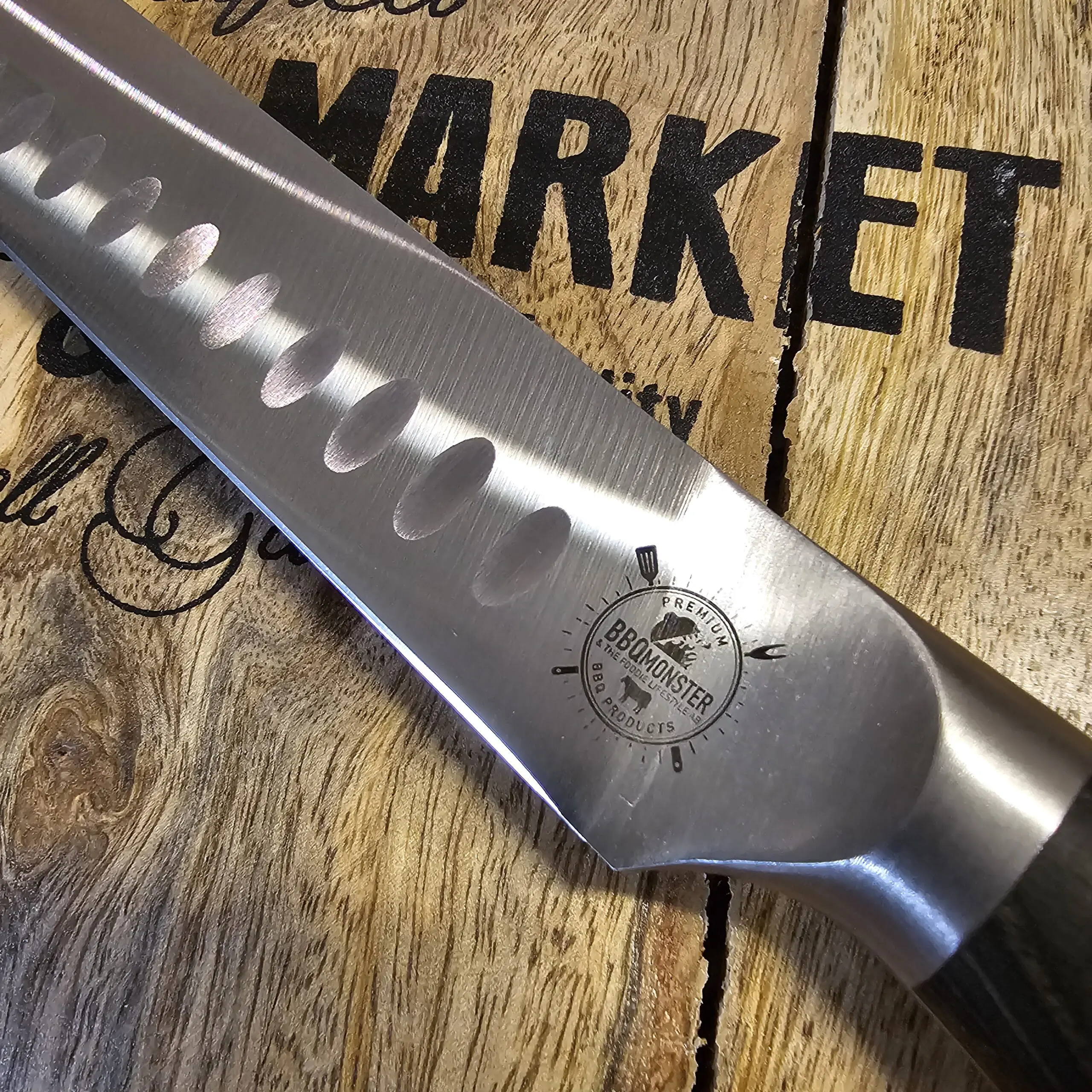 Brisketkniv 43cm Skinkkniv Olivslipad Olivslipad Trancherkniv för tunna och jämna skivor Brisketkniv 43cm med olivslipning på bladet vilket gör att skivorna inte limmar sig fast. Fungerar suveränt även som skinkkniv och såklart även för kallrökt lax. Här har du en mycket prisvärd olivslipad Brisketkniv 43cm lång, vilket når tvärsöver även en full brisket.