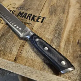 Brisketkniv 43cm Skinkkniv Olivslipad Olivslipad Trancherkniv för tunna och jämna skivor Brisketkniv 43cm med olivslipning på bladet vilket gör att skivorna inte limmar sig fast. Fungerar suveränt även som skinkkniv och såklart även för kallrökt lax. Här har du en mycket prisvärd olivslipad Brisketkniv 43cm lång, vilket når tvärsöver även en full brisket.