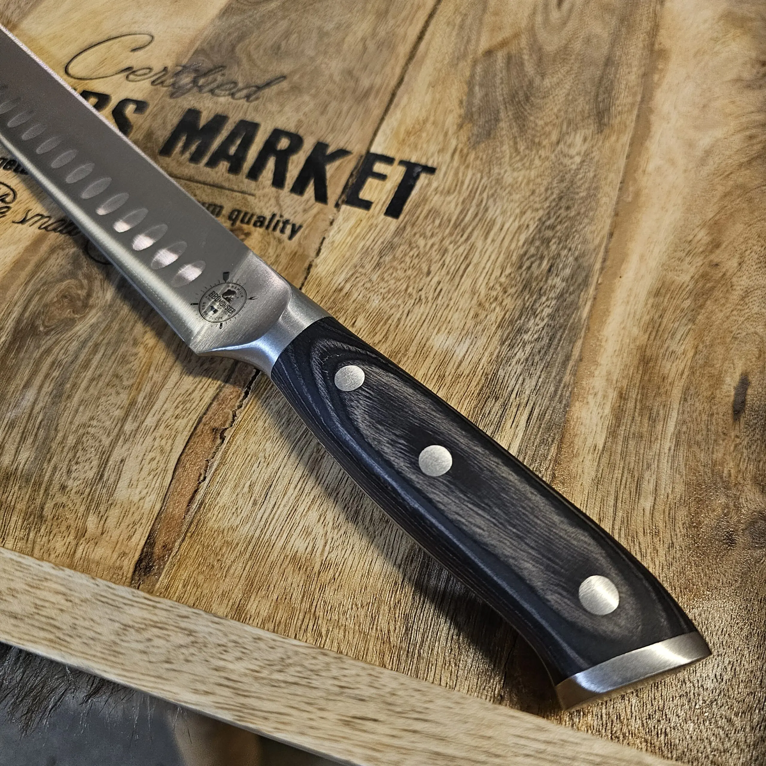 Brisketkniv 43cm Skinkkniv Olivslipad Olivslipad Trancherkniv för tunna och jämna skivor Brisketkniv 43cm med olivslipning på bladet vilket gör att skivorna inte limmar sig fast. Fungerar suveränt även som skinkkniv och såklart även för kallrökt lax. Här har du en mycket prisvärd olivslipad Brisketkniv 43cm lång, vilket når tvärsöver även en full brisket.