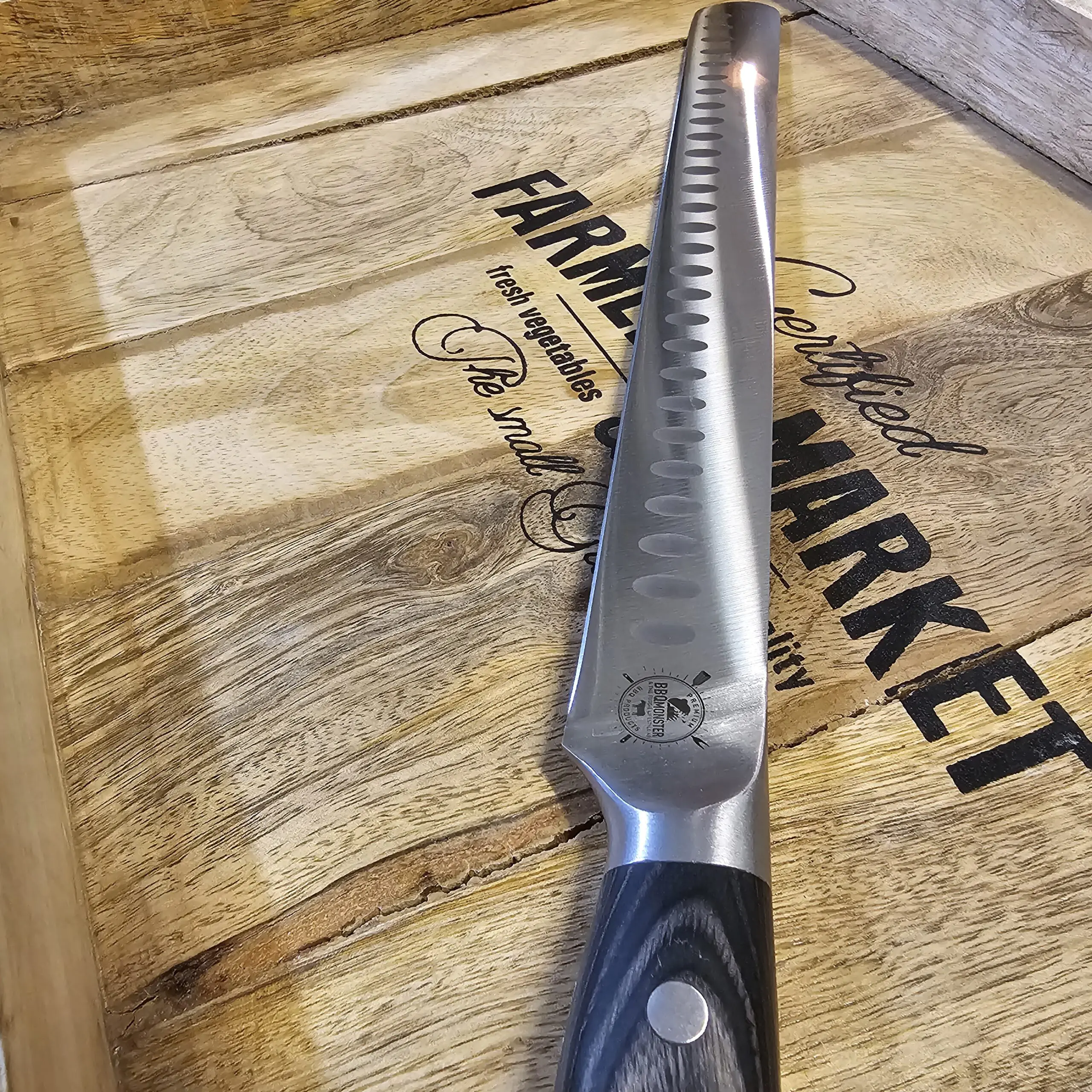 Brisketkniv 43cm Skinkkniv Olivslipad Olivslipad Trancherkniv för tunna och jämna skivor Brisketkniv 43cm med olivslipning på bladet vilket gör att skivorna inte limmar sig fast. Fungerar suveränt även som skinkkniv och såklart även för kallrökt lax. Här har du en mycket prisvärd olivslipad Brisketkniv 43cm lång, vilket når tvärsöver även en full brisket.