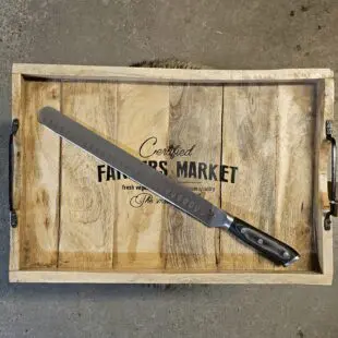 Brisketkniv 43cm Skinkkniv Olivslipad Olivslipad Trancherkniv för tunna och jämna skivor Brisketkniv 43cm med olivslipning på bladet vilket gör att skivorna inte limmar sig fast. Fungerar suveränt även som skinkkniv och såklart även för kallrökt lax. Här har du en mycket prisvärd olivslipad Brisketkniv 43cm lång, vilket når tvärsöver även en full brisket.