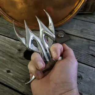 Bull fork meat - lite fräckare än en tranchergaffel - 0,5kg solid gjuten metall för episkt vacker tranchering Bull fork meat - Gillar du att ta bilder när du trancherar kött? Denna Bull fork meat kommer lyfta dina bilder till en ny nivå. Vackert verktyg som ersätter en vinglig tranchergaffel / stekgaffel. Gjuten ur ett stycke metall som håller steken medans du skär.  Wow! Det var vår spontana reaktion när vi för första gången tog denna Bull fork meat i vår hand - bländande blank, ligger perfekt i  en knuten hand och en vikt på ett halvt kilo - vi talar om en episkt vacker ersättare till den vingliga stekgaffeln och tranchergaffeln.