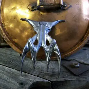 Bull fork meat - lite fräckare än en tranchergaffel - 0,5kg solid gjuten metall för episkt vacker tranchering Bull fork meat - Gillar du att ta bilder när du trancherar kött? Denna Bull fork meat kommer lyfta dina bilder till en ny nivå. Vackert verktyg som ersätter en vinglig tranchergaffel / stekgaffel. Gjuten ur ett stycke metall som håller steken medans du skär.  Wow! Det var vår spontana reaktion när vi för första gången tog denna Bull fork meat i vår hand - bländande blank, ligger perfekt i  en knuten hand och en vikt på ett halvt kilo - vi talar om en episkt vacker ersättare till den vingliga stekgaffeln och tranchergaffeln.