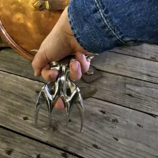 Bull fork meat - lite fräckare än en tranchergaffel - 0,5kg solid gjuten metall för episkt vacker tranchering Bull fork meat - Gillar du att ta bilder när du trancherar kött? Denna Bull fork meat kommer lyfta dina bilder till en ny nivå. Vackert verktyg som ersätter en vinglig tranchergaffel / stekgaffel. Gjuten ur ett stycke metall som håller steken medans du skär.  Wow! Det var vår spontana reaktion när vi för första gången tog denna Bull fork meat i vår hand - bländande blank, ligger perfekt i  en knuten hand och en vikt på ett halvt kilo - vi talar om en episkt vacker ersättare till den vingliga stekgaffeln och tranchergaffeln.