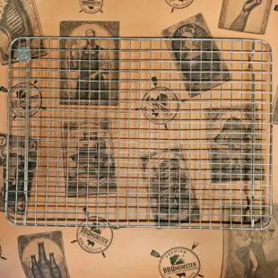 Cooling rack Large - Avsvalningsgaller - 32,5cm x 30,5cm - låt köttet vila effektivt på detta galler av rostfritt stål, skräddarsytt för våra egna aluminiumbrickor Cooling rack Large är vårt egna, extremt stabila och välbyggda avsvalningsgaller för vår kylskåpsanpassade aluminium-bricka. Rostfritt stål som håller år ut och år in. Som på alla andra produkter som vi är extra stolta över bär också detta galler vår logo  - ett mynt, eller ett logo-coin som vi kallar det, fast-svetsat uppe i en hörnet. Med Cooling rack Large skapar du luft under köttet och processen med att vila ner köttet (ex. brisket eller pulled pork karré) ned mot 70 grader går därmed snabbare.