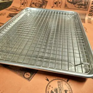 Cooling rack Large - Avsvalningsgaller - 32,5cm x 30,5cm - låt köttet vila effektivt på detta galler av rostfritt stål, skräddarsytt för våra egna aluminiumbrickor Cooling rack Large är vårt egna, extremt stabila och välbyggda avsvalningsgaller för vår kylskåpsanpassade aluminium-bricka. Rostfritt stål som håller år ut och år in. Som på alla andra produkter som vi är extra stolta över bär också detta galler vår logo  - ett mynt, eller ett logo-coin som vi kallar det, fast-svetsat uppe i en hörnet. Med Cooling rack Large skapar du luft under köttet och processen med att vila ner köttet (ex. brisket eller pulled pork karré) ned mot 70 grader går därmed snabbare.