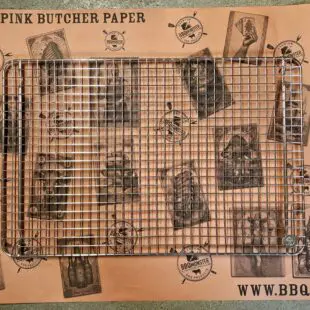 Cooling rack XL - Avsvalningsgaller - 58cm x 38cm - låt köttet vila effektivt på detta galler av rostfritt stål, skräddarsytt för våra egna aluminiumbrickor Cooling rack XL är vårt egna, extremt stabila och välbyggda avsvalningsgaller för vår största aluminium-bricka. Rostfritt stål som håller år ut och år in. Som på alla andra produkter som vi är extra stolta över bär också detta galler vår logo  - ett mynt, eller ett logo-coin som vi kallar det, fast-svetsat uppe i en hörnet. Med Cooling rack XL skapar du luft under köttet och processen med att vila ner köttet (ex. brisket eller pulled pork karré) ned mot 70 grader går därmed snabbare. Detta rack är gjort för vår största aluminiumbricka - perfekt när du preppar kött och vilar en stor brisket till perfektion.
