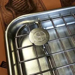 Cooling rack XL - Avsvalningsgaller - 58cm x 38cm - låt köttet vila effektivt på detta galler av rostfritt stål, skräddarsytt för våra egna aluminiumbrickor Cooling rack XL är vårt egna, extremt stabila och välbyggda avsvalningsgaller för vår största aluminium-bricka. Rostfritt stål som håller år ut och år in. Som på alla andra produkter som vi är extra stolta över bär också detta galler vår logo  - ett mynt, eller ett logo-coin som vi kallar det, fast-svetsat uppe i en hörnet. Med Cooling rack XL skapar du luft under köttet och processen med att vila ner köttet (ex. brisket eller pulled pork karré) ned mot 70 grader går därmed snabbare. Detta rack är gjort för vår största aluminiumbricka - perfekt när du preppar kött och vilar en stor brisket till perfektion.