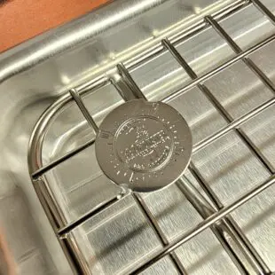 Cooling rack medium - Avsvalningsgaller - 30cm x 22cm - låt köttet vila effektivt på detta galler av rostfritt stål, skräddarsytt för våra egna aluminiumbrickor Cooling rack medium är vårt egna, extremt stabila och välbyggda avsvalningsgaller för storsäljaren BBQ-bricka Medium. Rostfritt stål som håller år ut och år in. Som på alla andra produkter som vi är extra stolta över bär också detta galler vår logo  - ett mynt, eller ett logo-coin som vi kallar det, fast-svetsat uppe i en hörnet. Med Cooling rack medium skapar du luft under köttet och processen med att vila ner köttet (ex. brisket eller pulled pork karré) ned mot 70 grader går därmed snabbare.