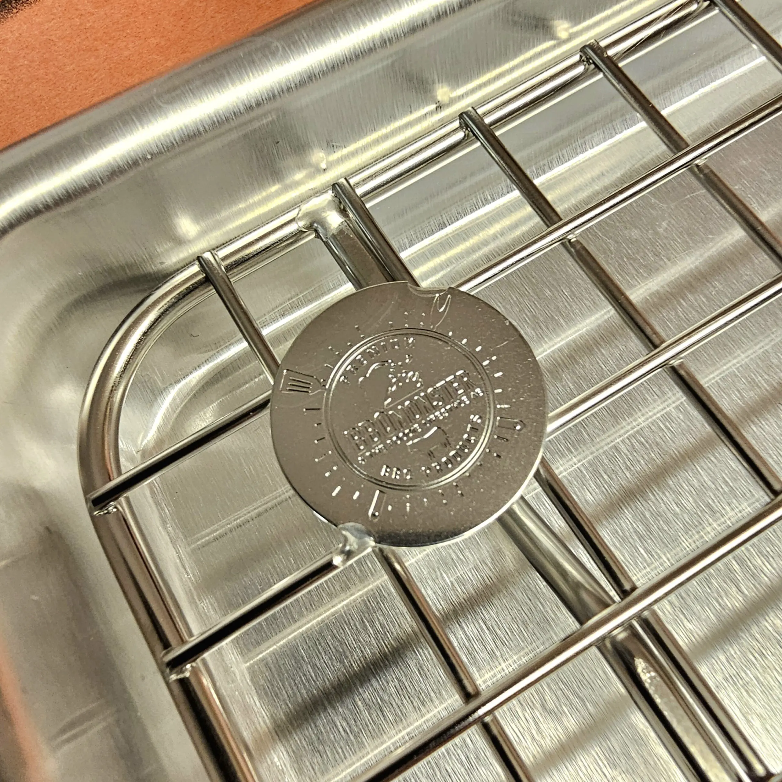 Cooling rack medium - Avsvalningsgaller - 30cm x 22cm - låt köttet vila effektivt på detta galler av rostfritt stål, skräddarsytt för våra egna aluminiumbrickor Cooling rack medium är vårt egna, extremt stabila och välbyggda avsvalningsgaller för storsäljaren BBQ-bricka Medium. Rostfritt stål som håller år ut och år in. Som på alla andra produkter som vi är extra stolta över bär också detta galler vår logo - ett mynt, eller ett logo-coin som vi kallar det, fast-svetsat uppe i en hörnet. Med Cooling rack medium skapar du luft under köttet och processen med att vila ner köttet (ex. brisket eller pulled pork karré) ned mot 70 grader går därmed snabbare.