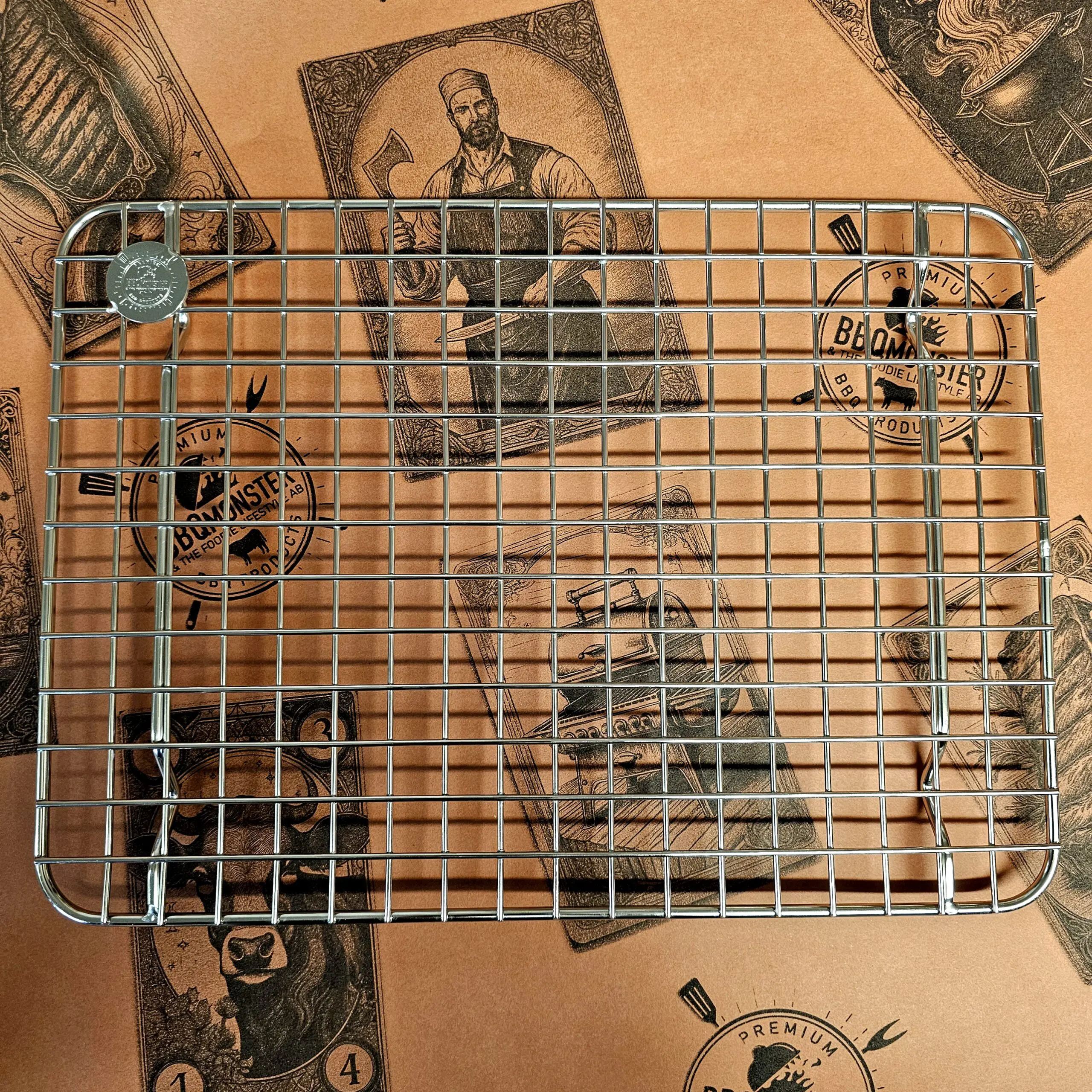 Cooling rack medium - Avsvalningsgaller - 30cm x 22cm - låt köttet vila effektivt på detta galler av rostfritt stål, skräddarsytt för våra egna aluminiumbrickor Cooling rack medium är vårt egna, extremt stabila och välbyggda avsvalningsgaller för storsäljaren BBQ-bricka Medium. Rostfritt stål som håller år ut och år in. Som på alla andra produkter som vi är extra stolta över bär också detta galler vår logo - ett mynt, eller ett logo-coin som vi kallar det, fast-svetsat uppe i en hörnet. Med Cooling rack medium skapar du luft under köttet och processen med att vila ner köttet (ex. brisket eller pulled pork karré) ned mot 70 grader går därmed snabbare.