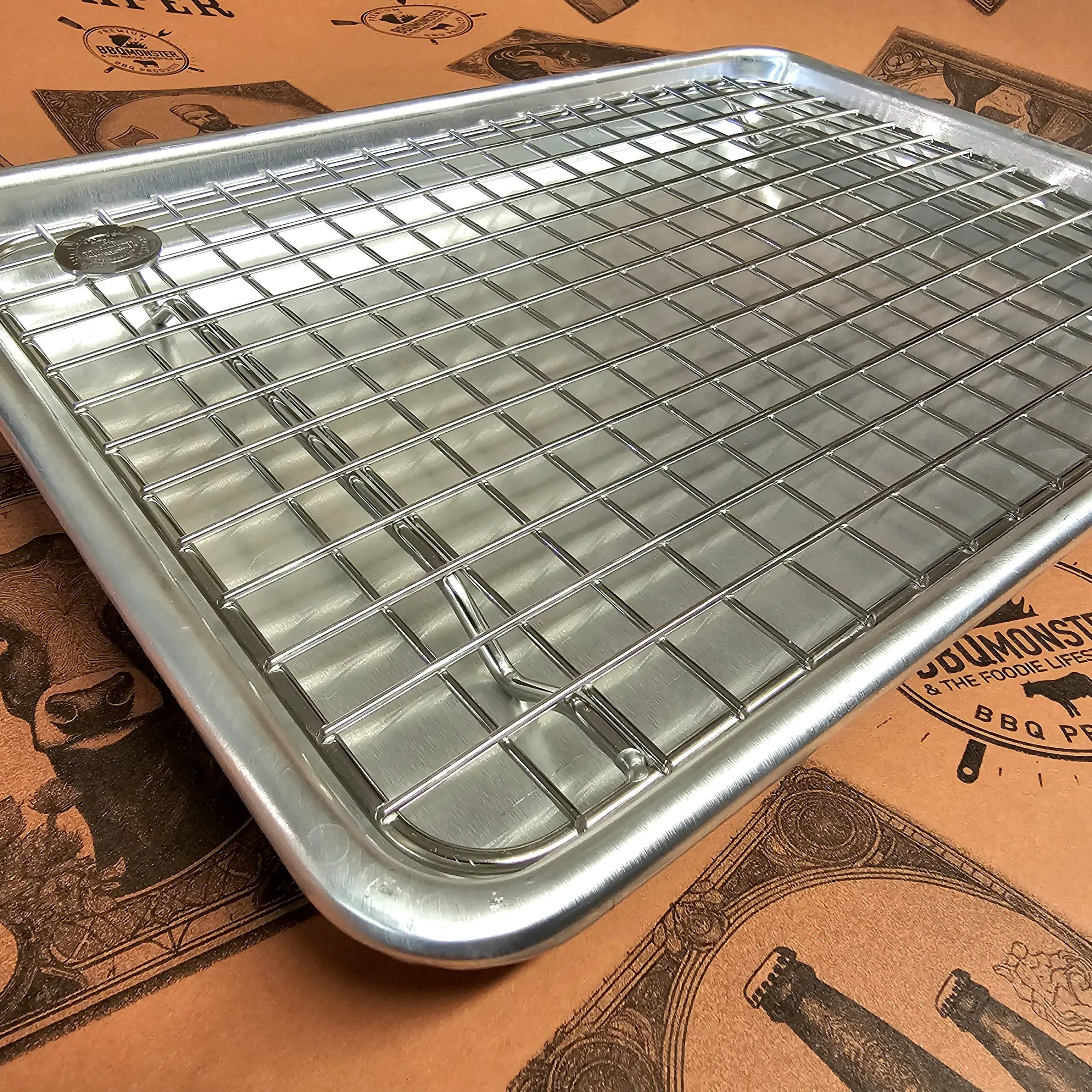 Cooling rack medium - Avsvalningsgaller - 30cm x 22cm - låt köttet vila effektivt på detta galler av rostfritt stål, skräddarsytt för våra egna aluminiumbrickor Cooling rack medium är vårt egna, extremt stabila och välbyggda avsvalningsgaller för storsäljaren BBQ-bricka Medium. Rostfritt stål som håller år ut och år in. Som på alla andra produkter som vi är extra stolta över bär också detta galler vår logo - ett mynt, eller ett logo-coin som vi kallar det, fast-svetsat uppe i en hörnet. Med Cooling rack medium skapar du luft under köttet och processen med att vila ner köttet (ex. brisket eller pulled pork karré) ned mot 70 grader går därmed snabbare.