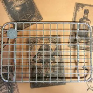 Cooling rack Mini - Avsvalningsgaller - 22cm x 14cm - låt köttet vila effektivt på detta galler av rostfritt stål, skräddarsytt för våra egna aluminiumbrickor Cooling rack Mini är vårt egna, extremt stabila och välbyggda avsvalningsgaller för vår minsta aluminium fast-food-bricka. Rostfritt stål som håller år ut och år in. Som på alla andra produkter som vi är extra stolta över bär också detta galler vår logo - ett mynt, eller ett logo-coin som vi kallar det, fast-svetsat uppe i en hörnet.