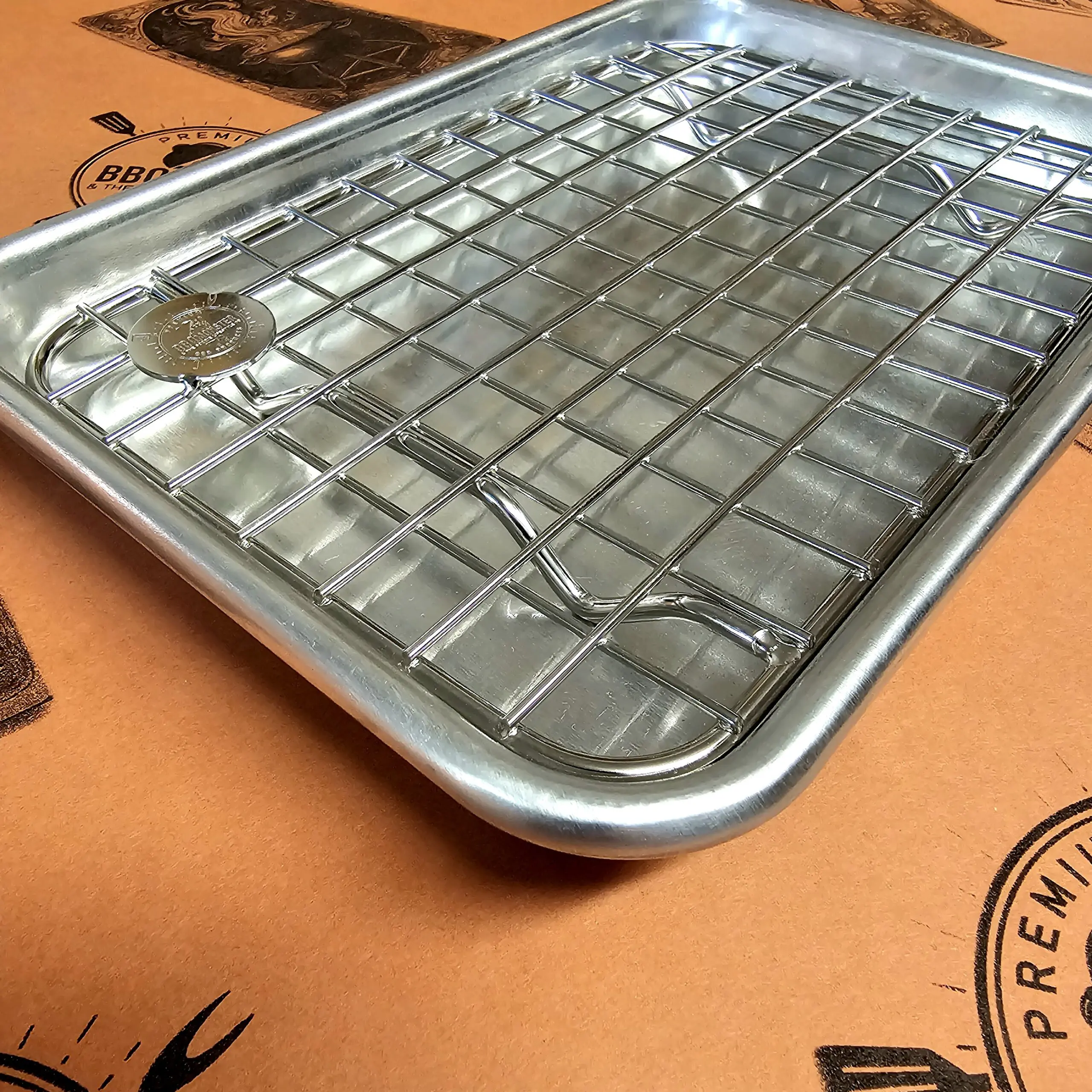 Cooling rack Mini - Avsvalningsgaller - 22cm x 14cm - låt köttet vila effektivt på detta galler av rostfritt stål, skräddarsytt för våra egna aluminiumbrickor Cooling rack Mini är vårt egna, extremt stabila och välbyggda avsvalningsgaller för vår minsta aluminium fast-food-bricka. Rostfritt stål som håller år ut och år in. Som på alla andra produkter som vi är extra stolta över bär också detta galler vår logo - ett mynt, eller ett logo-coin som vi kallar det, fast-svetsat uppe i en hörnet.