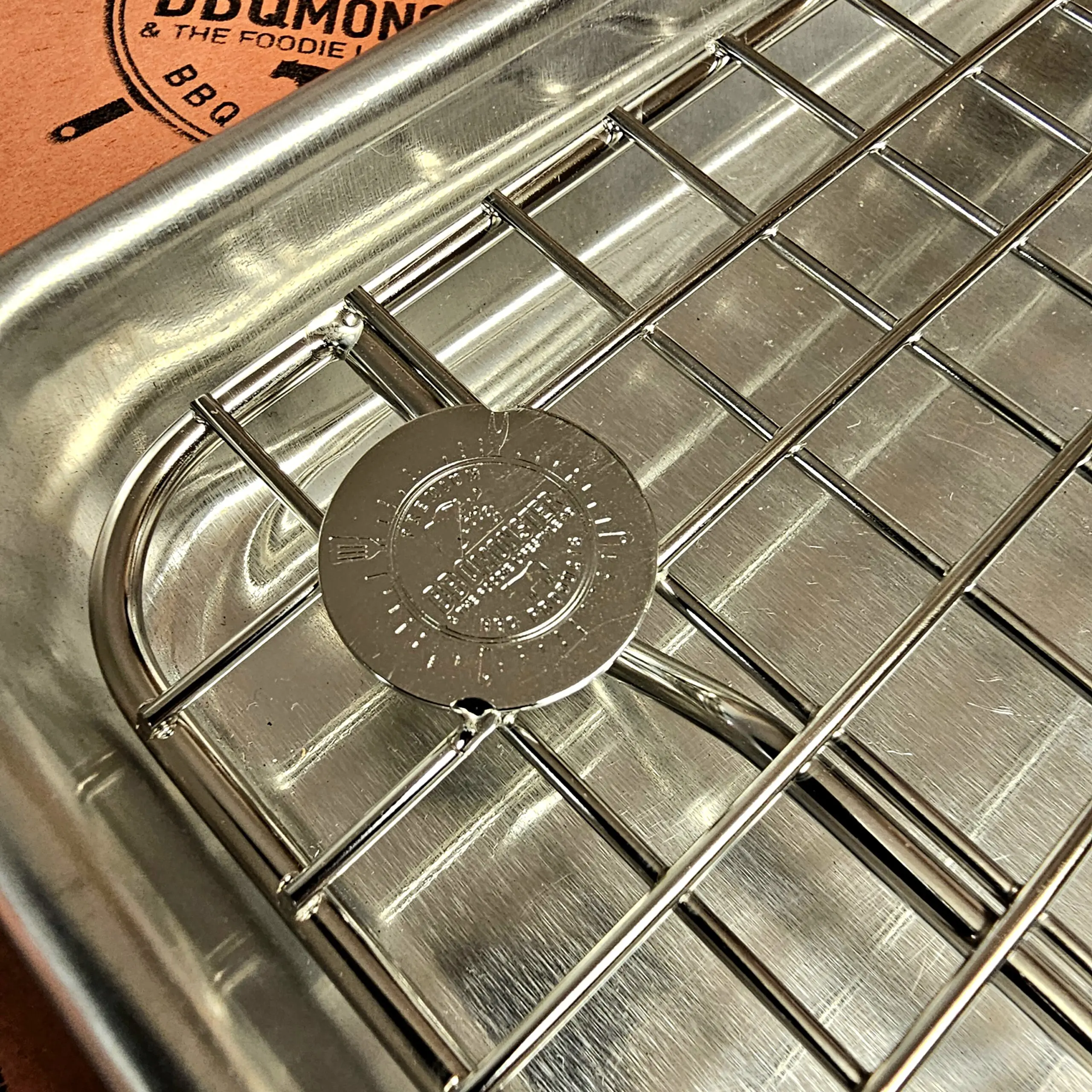 Cooling rack Mini - Avsvalningsgaller - 22cm x 14cm - låt köttet vila effektivt på detta galler av rostfritt stål, skräddarsytt för våra egna aluminiumbrickor Cooling rack Mini är vårt egna, extremt stabila och välbyggda avsvalningsgaller för vår minsta aluminium fast-food-bricka. Rostfritt stål som håller år ut och år in. Som på alla andra produkter som vi är extra stolta över bär också detta galler vår logo - ett mynt, eller ett logo-coin som vi kallar det, fast-svetsat uppe i en hörnet.