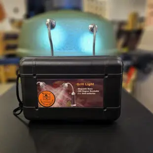 Grillampa duo pack Smidig LED belysning för din grillplats Flex neck, magnetfäste och förvaringsväska  Grillampa duo pack - Har du någon gång stått och tittat på middagsgänget som kisar och svär åt dig..."du bländar oss med din PANNLAMPA!"  - det slutar nu.