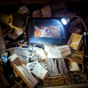 Grillampa duo pack Smidig LED belysning för din grillplats Flex neck, magnetfäste och förvaringsväska  Grillampa duo pack - Har du någon gång stått och tittat på middagsgänget som kisar och svär åt dig..."du bländar oss med din PANNLAMPA!"  - det slutar nu.