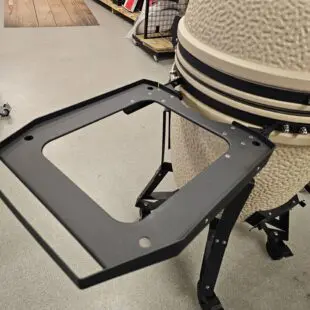 Kamado BSTRD Pro Desert sand Fullvuxen Premium Kamado Large 49cm - våldsamt snygg och välbyggd keramisk kamado Massvis med innovationer för dig som vill ha det senaste - livstids garanti på keramiken Kamado BSTRD Pro Desert sand är förmodligen den snyggaste kamado som du kommer att hitta på Svenska Marknaden. En stil som sticker ut och som andas premiumkänsla rakt igenom. Om BSTRD Kamado Varumärket Bastard Kamado har funnit på Svenska marknaden i dryg 5 år och BBQmonster har med framgång sålt deras Kamados. I samband med USA-lansering av detta Europeiska varumärke (Nederländerna) så togs vokalerna bort och kvar finns BSTRD - ett namn som klingade bättre "over there". Formatet och designen sticker ut från mängden och riktar sig till dig som bryr dig lika mycket om hur kamadon pryder sin plats på uteplatsen som hur den är fungerar som en livskamrat i din BBQ-lifestyle.