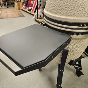 Kamado BSTRD Pro Desert sand Fullvuxen Premium Kamado Large 49cm - våldsamt snygg och välbyggd keramisk kamado Massvis med innovationer för dig som vill ha det senaste - livstids garanti på keramiken Kamado BSTRD Pro Desert sand är förmodligen den snyggaste kamado som du kommer att hitta på Svenska Marknaden. En stil som sticker ut och som andas premiumkänsla rakt igenom. Om BSTRD Kamado Varumärket Bastard Kamado har funnit på Svenska marknaden i dryg 5 år och BBQmonster har med framgång sålt deras Kamados. I samband med USA-lansering av detta Europeiska varumärke (Nederländerna) så togs vokalerna bort och kvar finns BSTRD - ett namn som klingade bättre "over there". Formatet och designen sticker ut från mängden och riktar sig till dig som bryr dig lika mycket om hur kamadon pryder sin plats på uteplatsen som hur den är fungerar som en livskamrat i din BBQ-lifestyle.