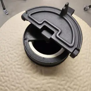 Kamado BSTRD Pro Desert sand Fullvuxen Premium Kamado Large 49cm - våldsamt snygg och välbyggd keramisk kamado Massvis med innovationer för dig som vill ha det senaste - livstids garanti på keramiken Kamado BSTRD Pro Desert sand är förmodligen den snyggaste kamado som du kommer att hitta på Svenska Marknaden. En stil som sticker ut och som andas premiumkänsla rakt igenom. Om BSTRD Kamado Varumärket Bastard Kamado har funnit på Svenska marknaden i dryg 5 år och BBQmonster har med framgång sålt deras Kamados. I samband med USA-lansering av detta Europeiska varumärke (Nederländerna) så togs vokalerna bort och kvar finns BSTRD - ett namn som klingade bättre "over there". Formatet och designen sticker ut från mängden och riktar sig till dig som bryr dig lika mycket om hur kamadon pryder sin plats på uteplatsen som hur den är fungerar som en livskamrat i din BBQ-lifestyle.