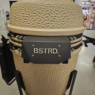 Kamado BSTRD Pro Desert sand Fullvuxen Premium Kamado Large 49cm - våldsamt snygg och välbyggd keramisk kamado Massvis med innovationer för dig som vill ha det senaste - livstids garanti på keramiken Kamado BSTRD Pro Desert sand är förmodligen den snyggaste kamado som du kommer att hitta på Svenska Marknaden. En stil som sticker ut och som andas premiumkänsla rakt igenom. Om BSTRD Kamado Varumärket Bastard Kamado har funnit på Svenska marknaden i dryg 5 år och BBQmonster har med framgång sålt deras Kamados. I samband med USA-lansering av detta Europeiska varumärke (Nederländerna) så togs vokalerna bort och kvar finns BSTRD - ett namn som klingade bättre "over there". Formatet och designen sticker ut från mängden och riktar sig till dig som bryr dig lika mycket om hur kamadon pryder sin plats på uteplatsen som hur den är fungerar som en livskamrat i din BBQ-lifestyle.