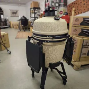 Kamado BSTRD Pro Desert sand Fullvuxen Premium Kamado Large 49cm - våldsamt snygg och välbyggd keramisk kamado Massvis med innovationer för dig som vill ha det senaste - livstids garanti på keramiken Kamado BSTRD Pro Desert sand är förmodligen den snyggaste kamado som du kommer att hitta på Svenska Marknaden. En stil som sticker ut och som andas premiumkänsla rakt igenom. Om BSTRD Kamado Varumärket Bastard Kamado har funnit på Svenska marknaden i dryg 5 år och BBQmonster har med framgång sålt deras Kamados. I samband med USA-lansering av detta Europeiska varumärke (Nederländerna) så togs vokalerna bort och kvar finns BSTRD - ett namn som klingade bättre "over there". Formatet och designen sticker ut från mängden och riktar sig till dig som bryr dig lika mycket om hur kamadon pryder sin plats på uteplatsen som hur den är fungerar som en livskamrat i din BBQ-lifestyle.