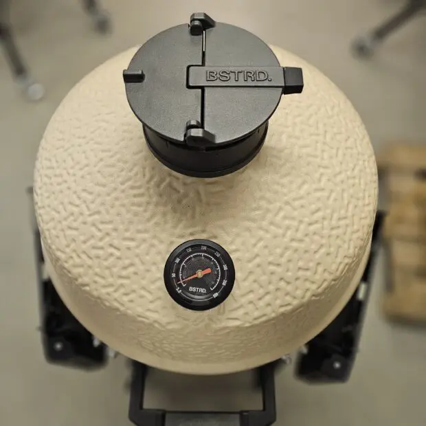 Kamado BSTRD Pro Desert sand Fullvuxen Premium Kamado Large 49cm - våldsamt snygg och välbyggd keramisk kamado Massvis med innovationer för dig som vill ha det senaste - livstids garanti på keramiken Kamado BSTRD Pro Desert sand är förmodligen den snyggaste kamado som du kommer att hitta på Svenska Marknaden. En stil som sticker ut och som andas premiumkänsla rakt igenom. Om BSTRD Kamado Varumärket Bastard Kamado har funnit på Svenska marknaden i dryg 5 år och BBQmonster har med framgång sålt deras Kamados. I samband med USA-lansering av detta Europeiska varumärke (Nederländerna) så togs vokalerna bort och kvar finns BSTRD - ett namn som klingade bättre "over there". Formatet och designen sticker ut från mängden och riktar sig till dig som bryr dig lika mycket om hur kamadon pryder sin plats på uteplatsen som hur den är fungerar som en livskamrat i din BBQ-lifestyle.