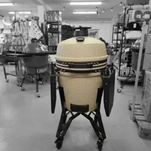 Kamado BSTRD Pro Desert sand Fullvuxen Premium Kamado Large 49cm - våldsamt snygg och välbyggd keramisk kamado Massvis med innovationer för dig som vill ha det senaste - livstids garanti på keramiken Kamado BSTRD Pro Desert sand är förmodligen den snyggaste kamado som du kommer att hitta på Svenska Marknaden. En stil som sticker ut och som andas premiumkänsla rakt igenom. Om BSTRD Kamado Varumärket Bastard Kamado har funnit på Svenska marknaden i dryg 5 år och BBQmonster har med framgång sålt deras Kamados. I samband med USA-lansering av detta Europeiska varumärke (Nederländerna) så togs vokalerna bort och kvar finns BSTRD - ett namn som klingade bättre "over there". Formatet och designen sticker ut från mängden och riktar sig till dig som bryr dig lika mycket om hur kamadon pryder sin plats på uteplatsen som hur den är fungerar som en livskamrat i din BBQ-lifestyle.