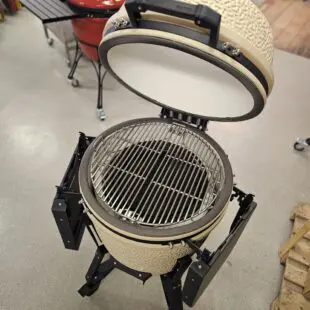 Kamado BSTRD Pro Desert sand Fullvuxen Premium Kamado Large 49cm - våldsamt snygg och välbyggd keramisk kamado Massvis med innovationer för dig som vill ha det senaste - livstids garanti på keramiken Kamado BSTRD Pro Desert sand är förmodligen den snyggaste kamado som du kommer att hitta på Svenska Marknaden. En stil som sticker ut och som andas premiumkänsla rakt igenom. Om BSTRD Kamado Varumärket Bastard Kamado har funnit på Svenska marknaden i dryg 5 år och BBQmonster har med framgång sålt deras Kamados. I samband med USA-lansering av detta Europeiska varumärke (Nederländerna) så togs vokalerna bort och kvar finns BSTRD - ett namn som klingade bättre "over there". Formatet och designen sticker ut från mängden och riktar sig till dig som bryr dig lika mycket om hur kamadon pryder sin plats på uteplatsen som hur den är fungerar som en livskamrat i din BBQ-lifestyle.
