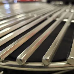 Kamado BSTRD Pro Desert sand Fullvuxen Premium Kamado Large 49cm - våldsamt snygg och välbyggd keramisk kamado Massvis med innovationer för dig som vill ha det senaste - livstids garanti på keramiken Kamado BSTRD Pro Desert sand är förmodligen den snyggaste kamado som du kommer att hitta på Svenska Marknaden. En stil som sticker ut och som andas premiumkänsla rakt igenom. Om BSTRD Kamado Varumärket Bastard Kamado har funnit på Svenska marknaden i dryg 5 år och BBQmonster har med framgång sålt deras Kamados. I samband med USA-lansering av detta Europeiska varumärke (Nederländerna) så togs vokalerna bort och kvar finns BSTRD - ett namn som klingade bättre "over there". Formatet och designen sticker ut från mängden och riktar sig till dig som bryr dig lika mycket om hur kamadon pryder sin plats på uteplatsen som hur den är fungerar som en livskamrat i din BBQ-lifestyle.