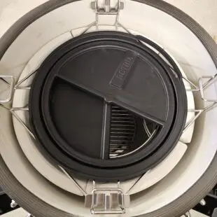 Kamado BSTRD Pro Desert sand Fullvuxen Premium Kamado Large 49cm - våldsamt snygg och välbyggd keramisk kamado Massvis med innovationer för dig som vill ha det senaste - livstids garanti på keramiken Kamado BSTRD Pro Desert sand är förmodligen den snyggaste kamado som du kommer att hitta på Svenska Marknaden. En stil som sticker ut och som andas premiumkänsla rakt igenom. Om BSTRD Kamado Varumärket Bastard Kamado har funnit på Svenska marknaden i dryg 5 år och BBQmonster har med framgång sålt deras Kamados. I samband med USA-lansering av detta Europeiska varumärke (Nederländerna) så togs vokalerna bort och kvar finns BSTRD - ett namn som klingade bättre "over there". Formatet och designen sticker ut från mängden och riktar sig till dig som bryr dig lika mycket om hur kamadon pryder sin plats på uteplatsen som hur den är fungerar som en livskamrat i din BBQ-lifestyle.