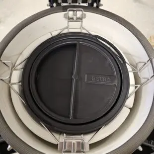 Kamado BSTRD Pro Desert sand Fullvuxen Premium Kamado Large 49cm - våldsamt snygg och välbyggd keramisk kamado Massvis med innovationer för dig som vill ha det senaste - livstids garanti på keramiken Kamado BSTRD Pro Desert sand är förmodligen den snyggaste kamado som du kommer att hitta på Svenska Marknaden. En stil som sticker ut och som andas premiumkänsla rakt igenom. Om BSTRD Kamado Varumärket Bastard Kamado har funnit på Svenska marknaden i dryg 5 år och BBQmonster har med framgång sålt deras Kamados. I samband med USA-lansering av detta Europeiska varumärke (Nederländerna) så togs vokalerna bort och kvar finns BSTRD - ett namn som klingade bättre "over there". Formatet och designen sticker ut från mängden och riktar sig till dig som bryr dig lika mycket om hur kamadon pryder sin plats på uteplatsen som hur den är fungerar som en livskamrat i din BBQ-lifestyle.