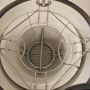 Kamado BSTRD Pro Desert sand Fullvuxen Premium Kamado Large 49cm - våldsamt snygg och välbyggd keramisk kamado Massvis med innovationer för dig som vill ha det senaste - livstids garanti på keramiken Kamado BSTRD Pro Desert sand är förmodligen den snyggaste kamado som du kommer att hitta på Svenska Marknaden. En stil som sticker ut och som andas premiumkänsla rakt igenom. Om BSTRD Kamado Varumärket Bastard Kamado har funnit på Svenska marknaden i dryg 5 år och BBQmonster har med framgång sålt deras Kamados. I samband med USA-lansering av detta Europeiska varumärke (Nederländerna) så togs vokalerna bort och kvar finns BSTRD - ett namn som klingade bättre "over there". Formatet och designen sticker ut från mängden och riktar sig till dig som bryr dig lika mycket om hur kamadon pryder sin plats på uteplatsen som hur den är fungerar som en livskamrat i din BBQ-lifestyle.