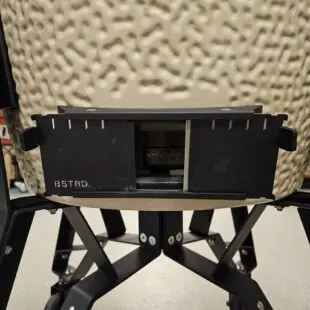 Kamado BSTRD Pro Desert sand Fullvuxen Premium Kamado Large 49cm - våldsamt snygg och välbyggd keramisk kamado Massvis med innovationer för dig som vill ha det senaste - livstids garanti på keramiken Kamado BSTRD Pro Desert sand är förmodligen den snyggaste kamado som du kommer att hitta på Svenska Marknaden. En stil som sticker ut och som andas premiumkänsla rakt igenom. Om BSTRD Kamado Varumärket Bastard Kamado har funnit på Svenska marknaden i dryg 5 år och BBQmonster har med framgång sålt deras Kamados. I samband med USA-lansering av detta Europeiska varumärke (Nederländerna) så togs vokalerna bort och kvar finns BSTRD - ett namn som klingade bättre "over there". Formatet och designen sticker ut från mängden och riktar sig till dig som bryr dig lika mycket om hur kamadon pryder sin plats på uteplatsen som hur den är fungerar som en livskamrat i din BBQ-lifestyle.