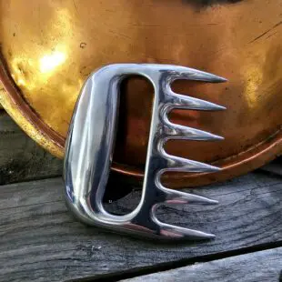Köttklo metall - Bear claw för pulled pork eller för att lyfta större köttbitar och fågel perfekt även som steak fork vid tranchering Köttklo metall - nu i singlepack perfekt om du tänker dig annan användning än att just "pull the pork". 200 000 björnar kan inte ha fel. Här har du vår rejäla köttklo som hjälper dig att bättre greppa köttstycket eller med två stycken i händerna - trasa sönder karré till pulled pork.