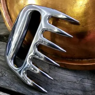 Köttklo metall - Bear claw för pulled pork eller för att lyfta större köttbitar och fågel perfekt även som steak fork vid tranchering Köttklo metall - nu i singlepack perfekt om du tänker dig annan användning än att just "pull the pork". 200 000 björnar kan inte ha fel. Här har du vår rejäla köttklo som hjälper dig att bättre greppa köttstycket eller med två stycken i händerna - trasa sönder karré till pulled pork.