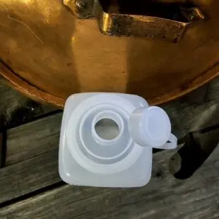 Mjuk Såsflaska fyrkantig  Squeeze flaska fyrkantig - 600ml större öppning i pipen = perfekt för hemmakokad BBQ-sås och chilisås - mjuk och smidig, kramvänlig plastflaska för BBQ-sås och även salsa Perfekt för hemmakokade BBQ-sås och chilisås mm Mjuk Såsflaska fyrkantig - större öppning i pipen gör att du kan sluta svära över igenkorkade plastflaskor där minsta lilla bit chili skapar trubbel i paradiset.