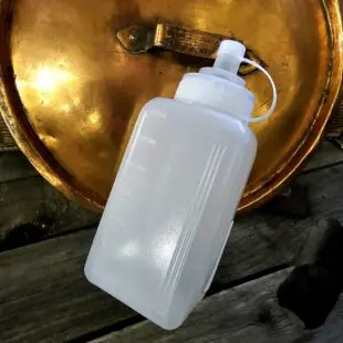 Mjuk Såsflaska fyrkantig  Squeeze flaska fyrkantig - 600ml större öppning i pipen = perfekt för hemmakokad BBQ-sås och chilisås - mjuk och smidig, kramvänlig plastflaska för BBQ-sås och även salsa Perfekt för hemmakokade BBQ-sås och chilisås mm Mjuk Såsflaska fyrkantig - större öppning i pipen gör att du kan sluta svära över igenkorkade plastflaskor där minsta lilla bit chili skapar trubbel i paradiset.