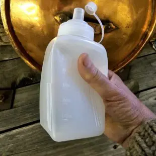 Mjuk Såsflaska fyrkantig  Squeeze flaska fyrkantig - 600ml större öppning i pipen = perfekt för hemmakokad BBQ-sås och chilisås - mjuk och smidig, kramvänlig plastflaska för BBQ-sås och även salsa Perfekt för hemmakokade BBQ-sås och chilisås mm Mjuk Såsflaska fyrkantig - större öppning i pipen gör att du kan sluta svära över igenkorkade plastflaskor där minsta lilla bit chili skapar trubbel i paradiset.