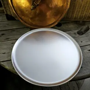 Pizzatallrik 33 cm pizzatallrik metall - obehandlad Aluminium Pizzatallrik 33 cm i aluminium, en pizzatallrik i metall av obehandlad aluminium - grymt snygg servering av pizza. En fördel är  också att en pizza blir krispig även vid en andra uppvärmning när du använder denna pizzatallrik för uppvärmning i ugn eller grill (om du skulle råka får rester över vill säga...) Ett tredje användningsområde som fler och fler uppger för denna pizzatallrik är att baka pizzan direkt på tallriken och på så vis komma ifrån problemet med att hantera bångstryriga degar eller pizzor överfyllda med topping.