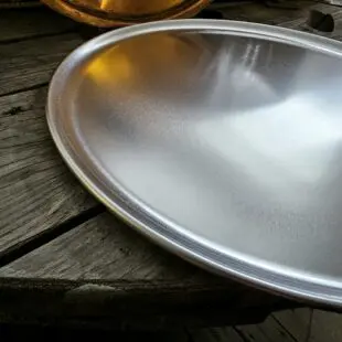 Pizzatallrik 33 cm pizzatallrik metall - obehandlad Aluminium Pizzatallrik 33 cm i aluminium, en pizzatallrik i metall av obehandlad aluminium - grymt snygg servering av pizza. En fördel är  också att en pizza blir krispig även vid en andra uppvärmning när du använder denna pizzatallrik för uppvärmning i ugn eller grill (om du skulle råka får rester över vill säga...) Ett tredje användningsområde som fler och fler uppger för denna pizzatallrik är att baka pizzan direkt på tallriken och på så vis komma ifrån problemet med att hantera bångstryriga degar eller pizzor överfyllda med topping.