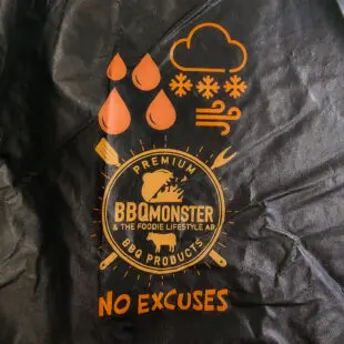 Regnskydd Kamado grillar Överdrag - Väderskydd med mjuk insida Delbart med dragkedja om du byggt in din kamado 4 klickfäste och 2 dragsnoddar - klarar stormar Stor dold ventilation för mindre kondens