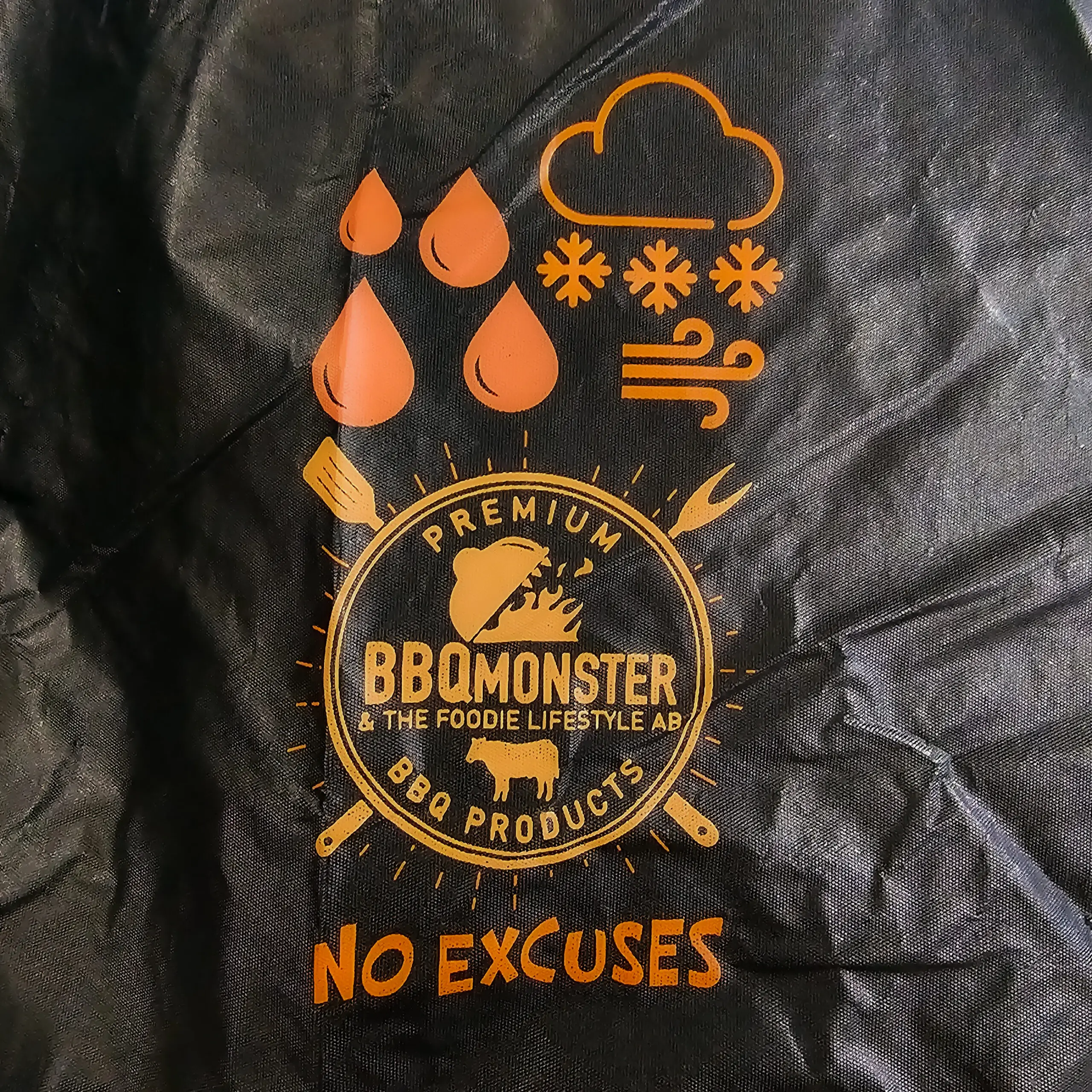 Regnskydd Kamado grillar Överdrag - Väderskydd med mjuk insida Delbart med dragkedja om du byggt in din kamado 4 klickfäste och 2 dragsnoddar - klarar stormar Stor dold ventilation för mindre kondens