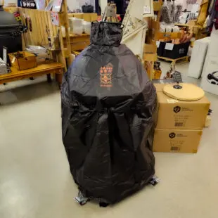 Regnskydd Kamado grillar Överdrag - Väderskydd med mjuk insida Delbart med dragkedja om du byggt in din kamado 4 klickfäste och 2 dragsnoddar - klarar stormar Stor dold ventilation för mindre kondens