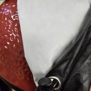 Regnskydd Kamado grillar Överdrag - Väderskydd med mjuk insida Delbart med dragkedja om du byggt in din kamado 4 klickfäste och 2 dragsnoddar - klarar stormar Stor dold ventilation för mindre kondens