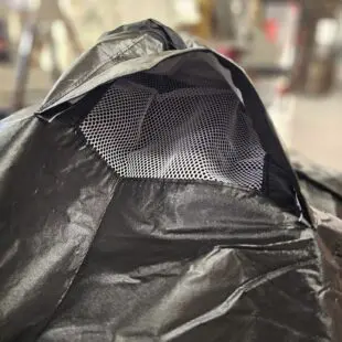 Regnskydd Kamado grillar Överdrag - Väderskydd med mjuk insida Delbart med dragkedja om du byggt in din kamado 4 klickfäste och 2 dragsnoddar - klarar stormar Stor dold ventilation för mindre kondens