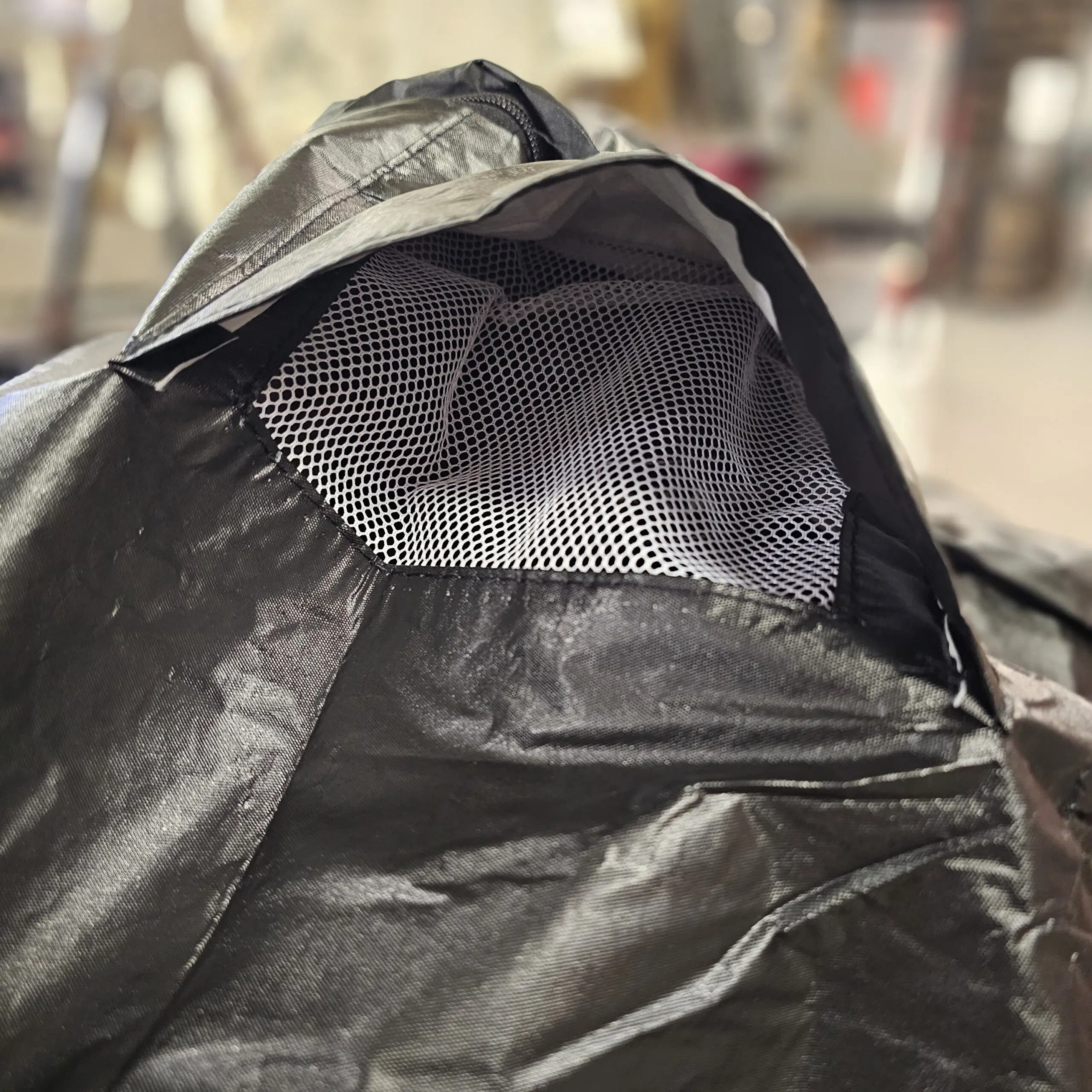 Regnskydd Kamado grillar Överdrag - Väderskydd med mjuk insida Delbart med dragkedja om du byggt in din kamado 4 klickfäste och 2 dragsnoddar - klarar stormar Stor dold ventilation för mindre kondens