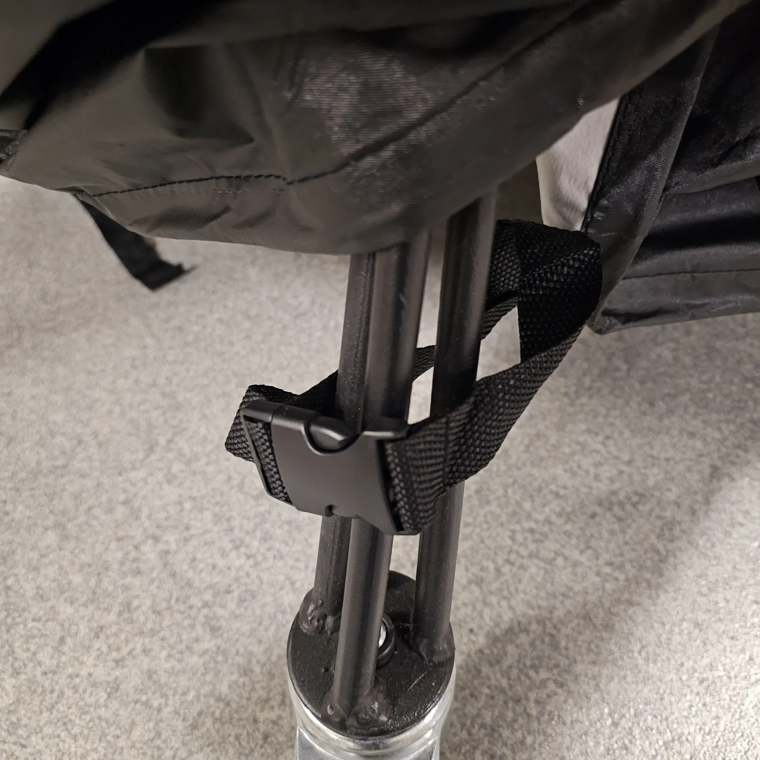 Regnskydd Kamado grillar Överdrag - Väderskydd med mjuk insida Delbart med dragkedja om du byggt in din kamado 4 klickfäste och 2 dragsnoddar - klarar stormar Stor dold ventilation för mindre kondens